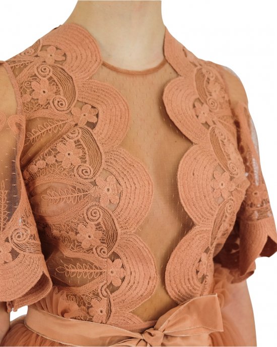 Abito Elisabetta Franchi donna, corto, manica corta ampia, dettagli in pizzo con trasparenze, sotto gonna in tullè, chiusura sul retro con zip e bottoncini ad asola. Rose gold Abito Elisabetta Franchi donna, corto, manica corta ampia, dettagli in pizzo con trasparenze, sotto gonna in tullè, chiusura sul retro con zip e bottoncini ad asola. Rose gold