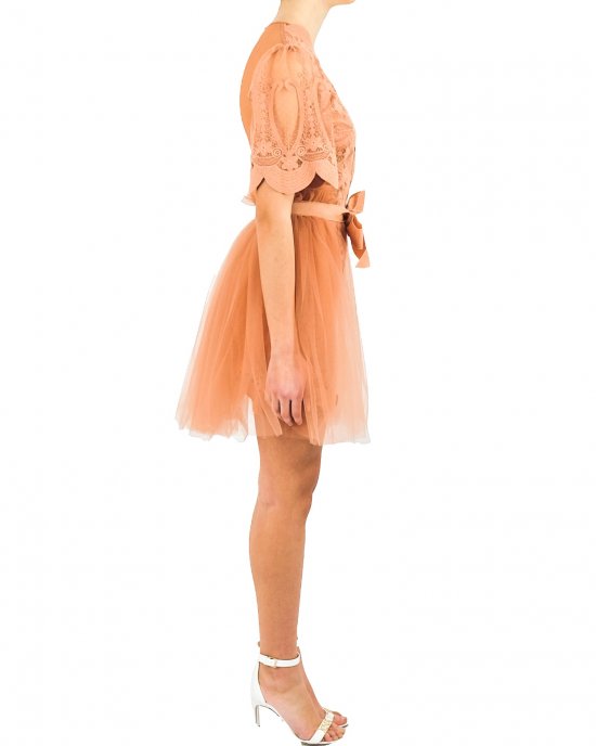 Abito Elisabetta Franchi donna, corto, manica corta ampia, dettagli in pizzo con trasparenze, sotto gonna in tullè, chiusura sul retro con zip e bottoncini ad asola. Rose gold Abito Elisabetta Franchi donna, corto, manica corta ampia, dettagli in pizzo con trasparenze, sotto gonna in tullè, chiusura sul retro con zip e bottoncini ad asola. Rose gold