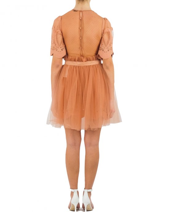 Abito Elisabetta Franchi donna, corto, manica corta ampia, dettagli in pizzo con trasparenze, sotto gonna in tullè, chiusura sul retro con zip e bottoncini ad asola. Rose gold Abito Elisabetta Franchi donna, corto, manica corta ampia, dettagli in pizzo con trasparenze, sotto gonna in tullè, chiusura sul retro con zip e bottoncini ad asola. Rose gold